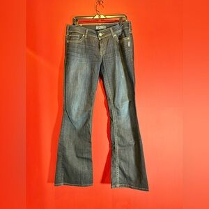 Silver “Suki” jeans Size 31W / 32L dark blue wash low rise style